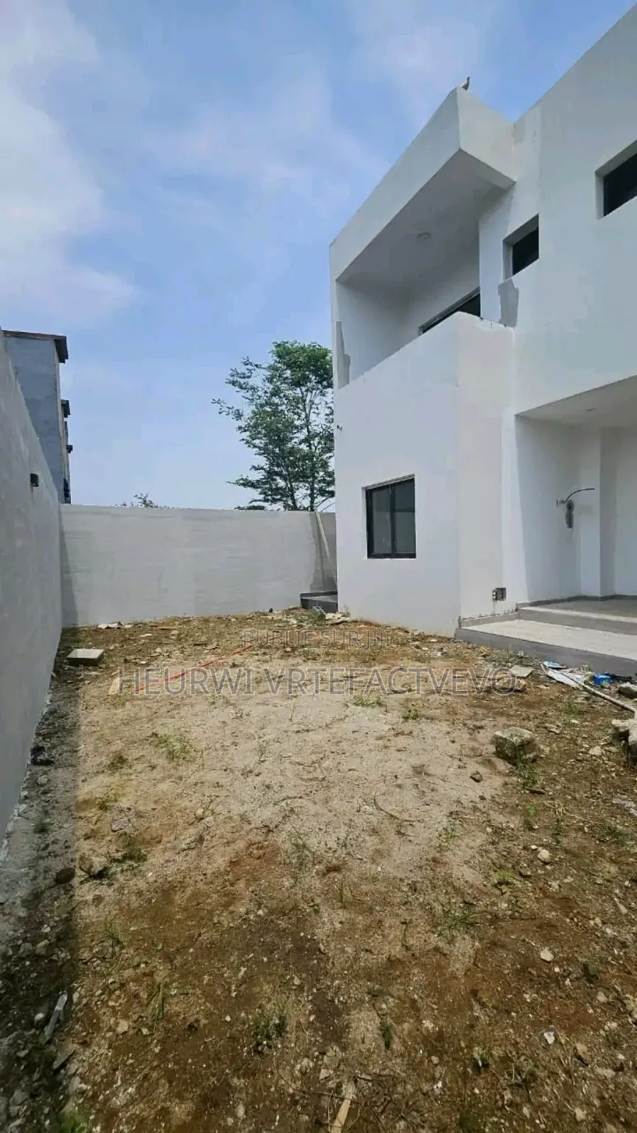 5chbre Duplex dans Djorobite, Cocody à Vendre