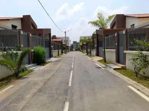 5chbre Duplex dans Faya Ephrata, Cocody à Vendre