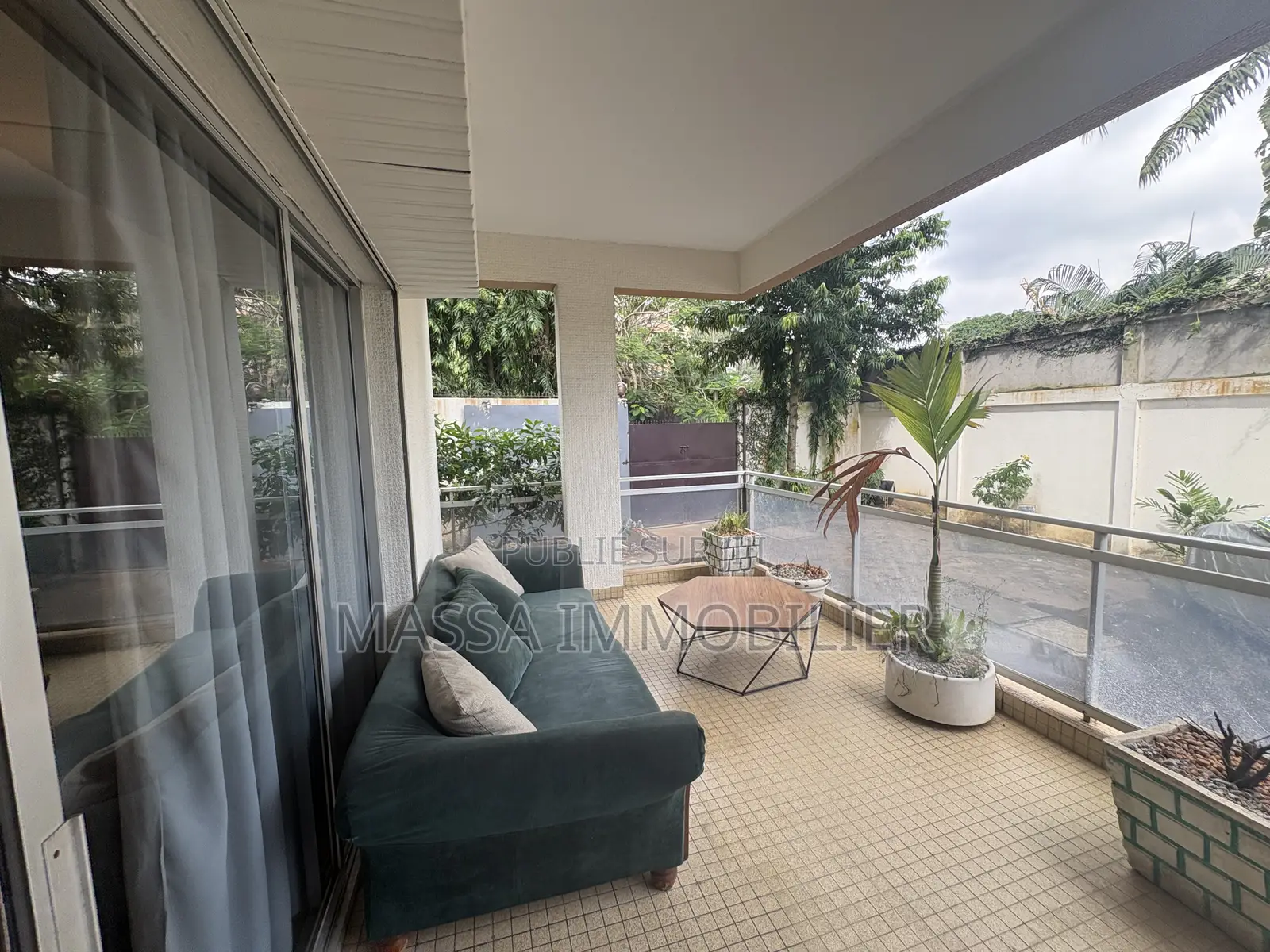 Furnished 2chbre Appartement dans Apparemment Meublé, Cocody à Louer