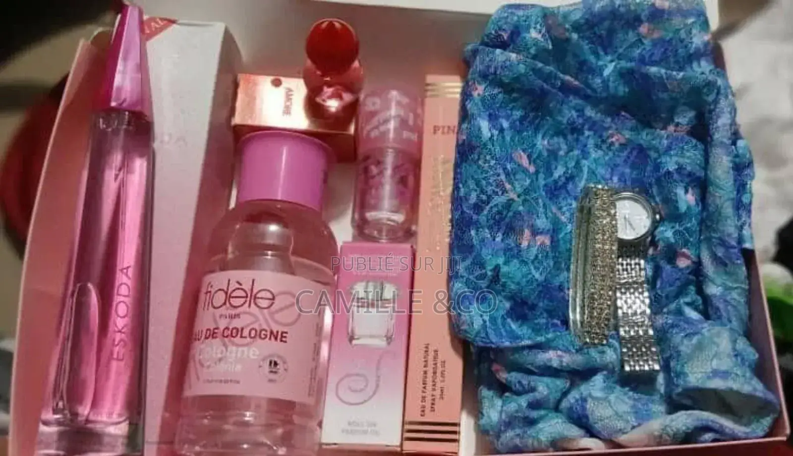 Box De Femme Composé De Top Parfums Gloss Chaine Bracelet Boucle