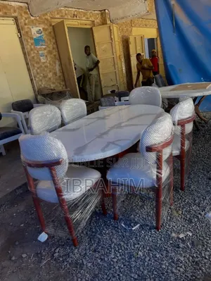 Table De Salle À Manger Disponible