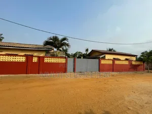 Un Hôtel Avec Restaurant Et Piscine en Bordure De Mer À Jacqueville.