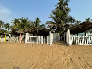 Un Hôtel Avec Restaurant Et Piscine en Bordure De Mer À Jacqueville.