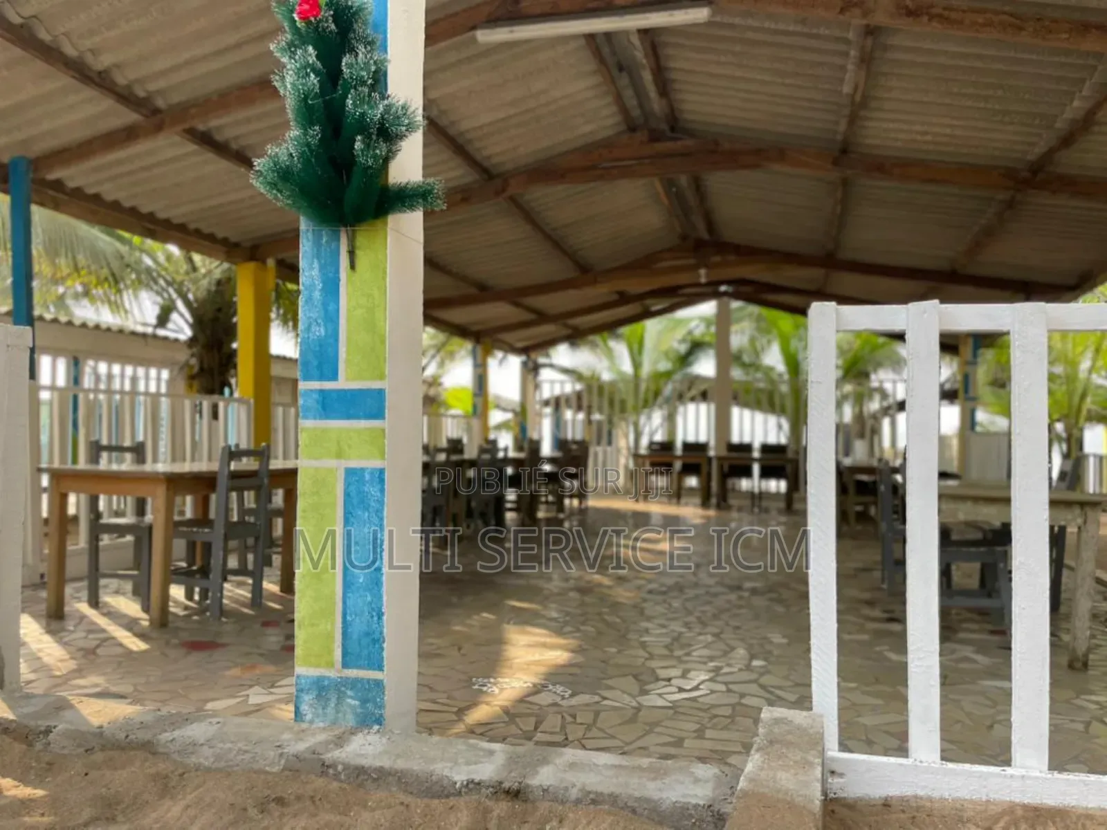 Un Hôtel Avec Restaurant Et Piscine en Bordure De Mer À Jacqueville.