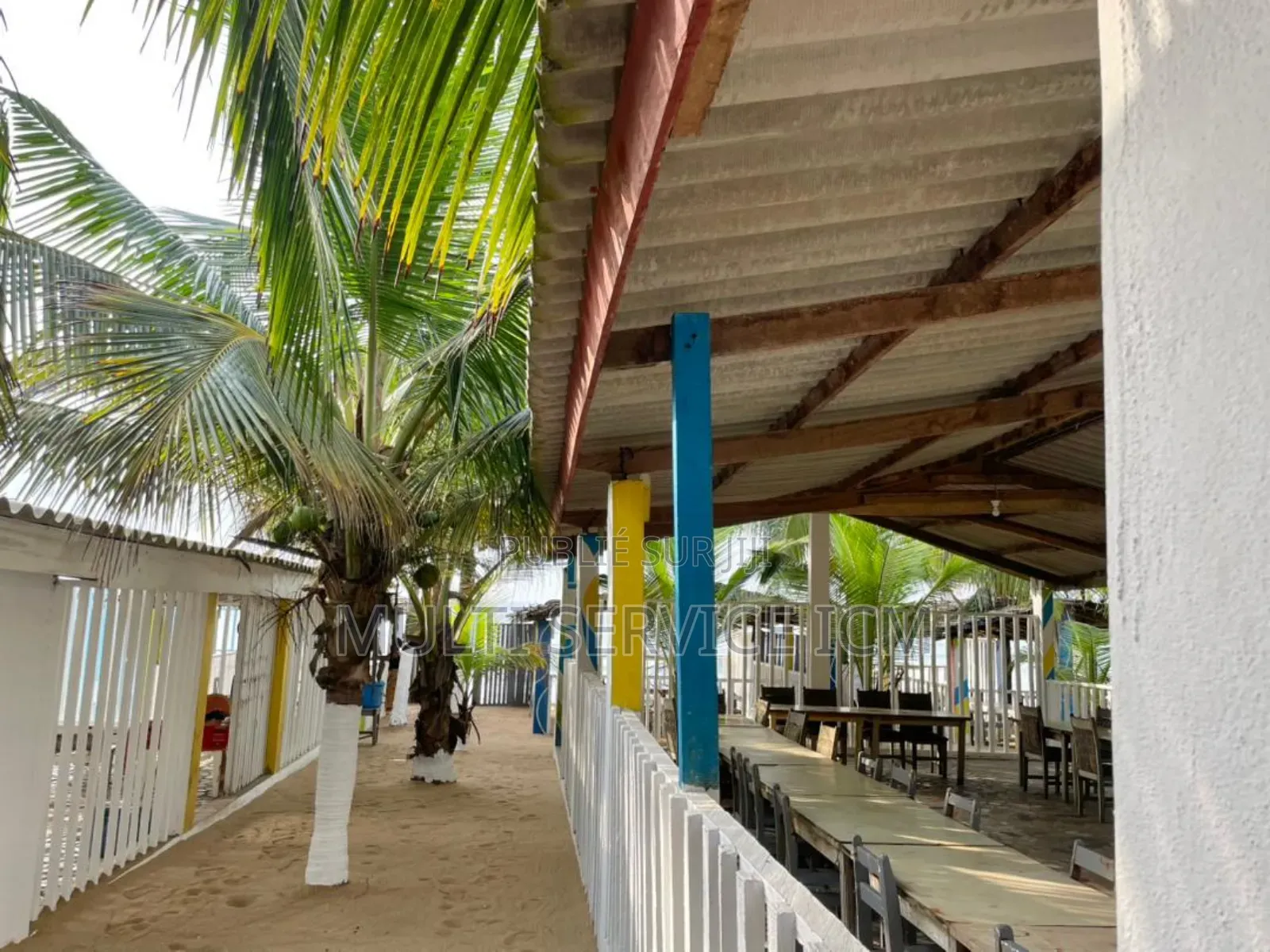 Un Hôtel Avec Restaurant Et Piscine en Bordure De Mer À Jacqueville.
