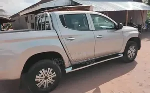 Mitsubishi L200 2021 Gris