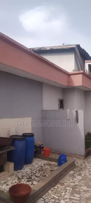 4chbre Villa dans Francis Gweh, Cocody à Vendre