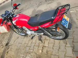 Nouveau Yamaha YBR125 2026 Rouge
