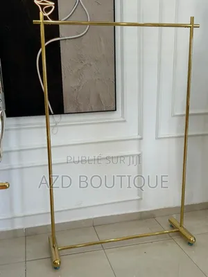 Portant Doré Pour Vêtements en Boutique