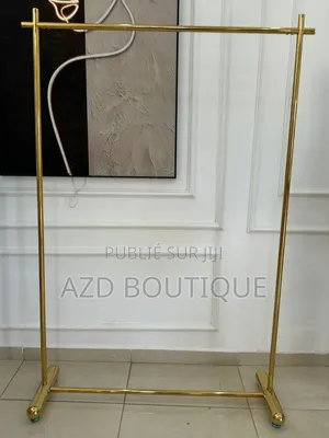 Portant Doré Pour Vêtements en Boutique