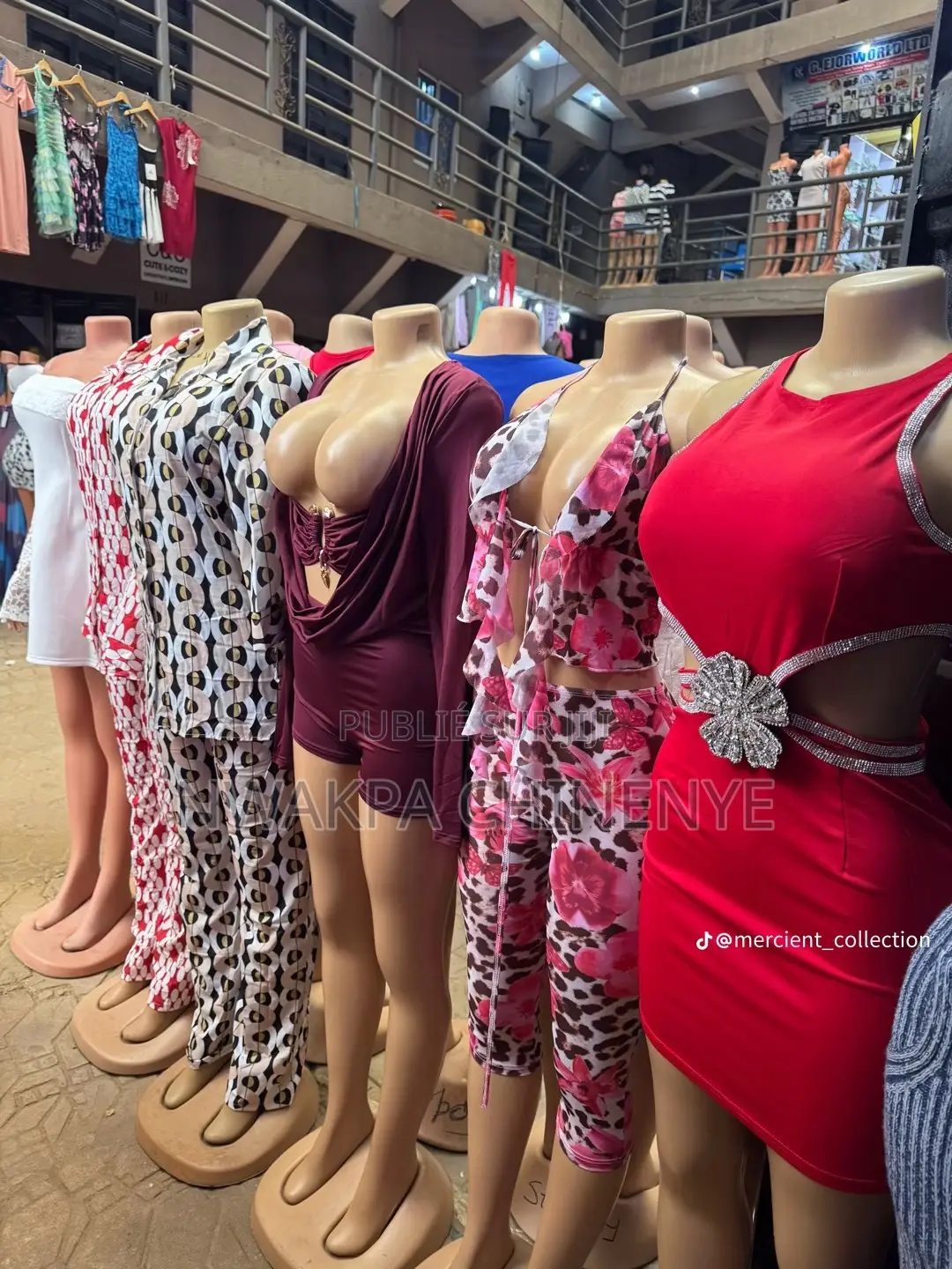 Vêtements Et Pantoufles Pour Femmes