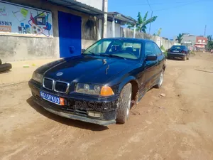 BMW 320i Sedan RWD 1992 Bleu