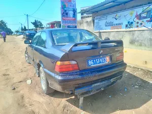 BMW 320i Sedan RWD 1992 Bleu