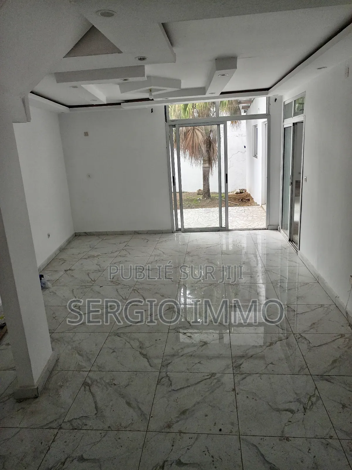 3chbre Duplex dans Sergio, Cocody à Louer