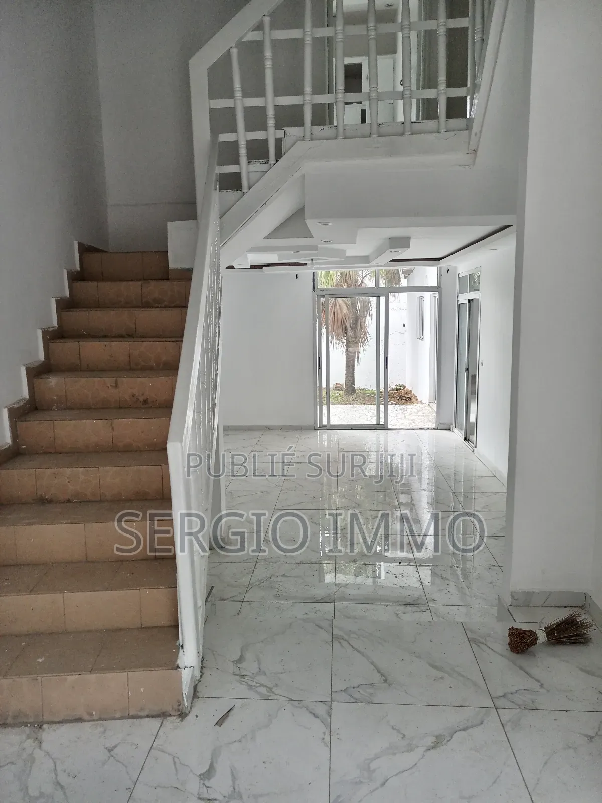 3chbre Duplex dans Sergio, Cocody à Louer