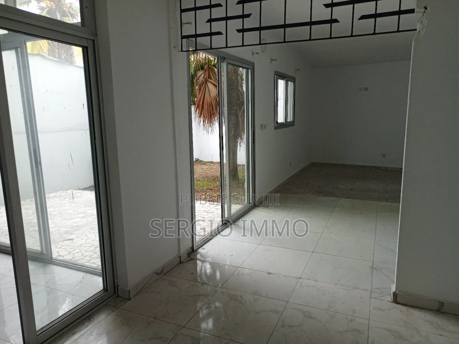 3chbre Duplex dans Sergio, Cocody à Louer