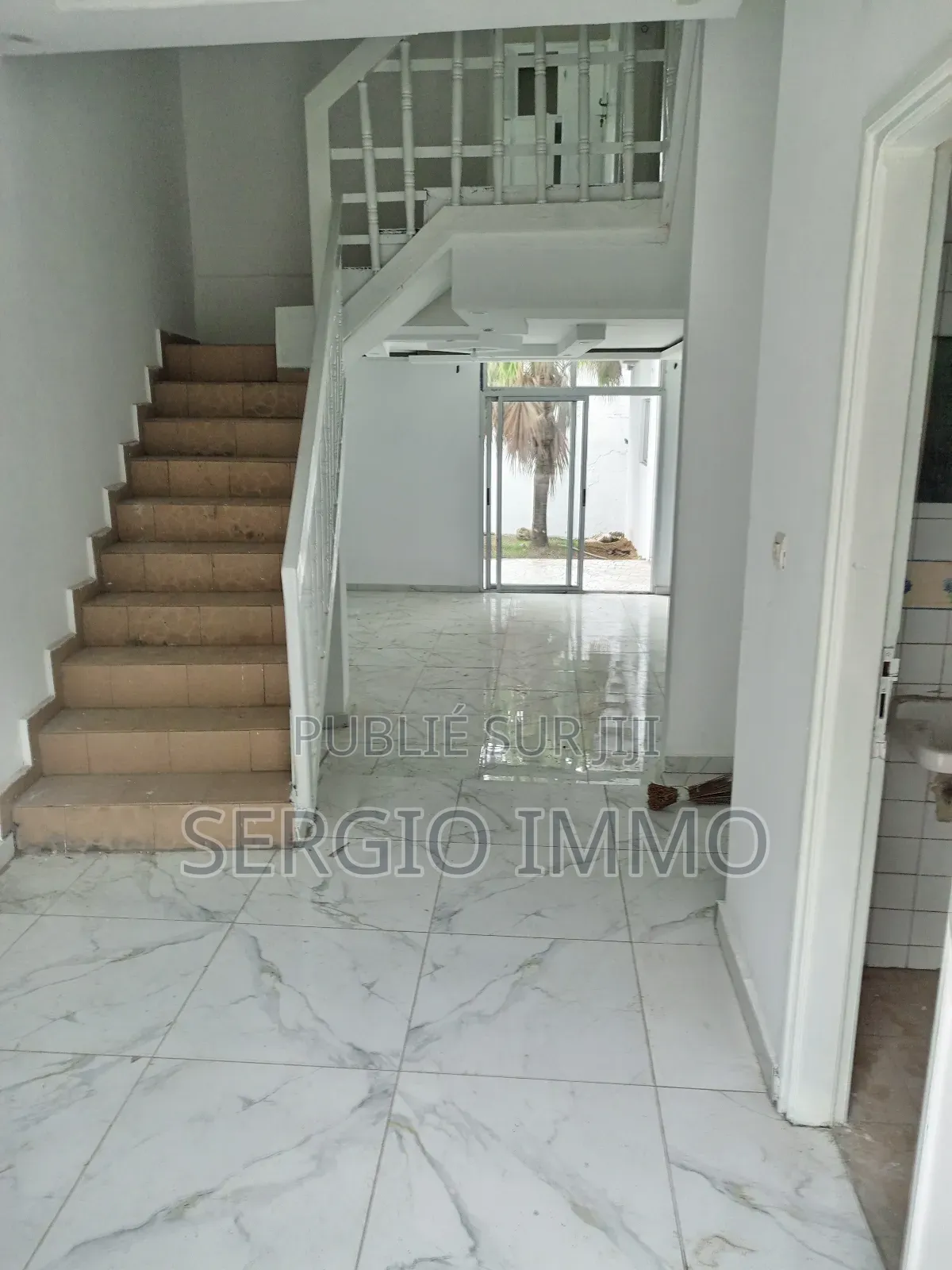 3chbre Duplex dans Sergio, Cocody à Louer