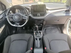 Toyota Starlet 2023 Gris