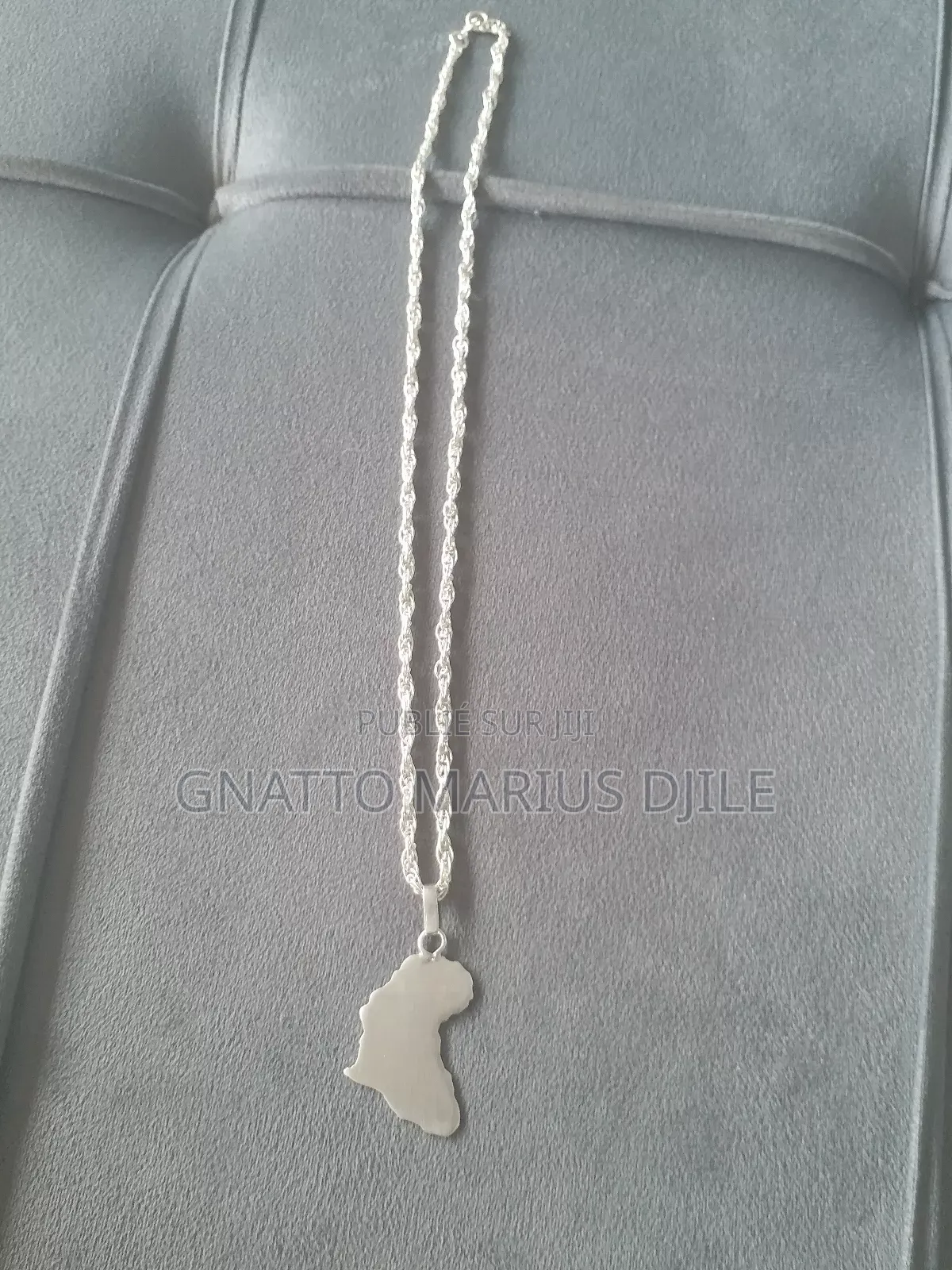 Chaîne en Argent Blanc Model Torsadé Croix Carte d'Afrique