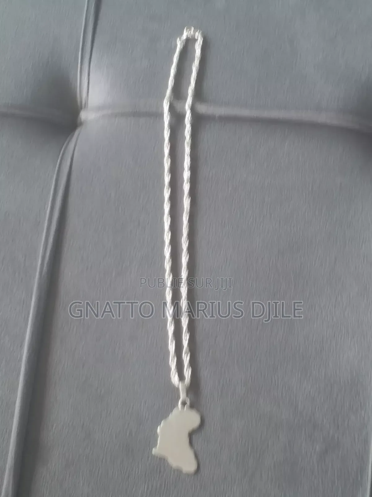 Chaîne en Argent Blanc Model Torsadé Croix Carte d'Afrique