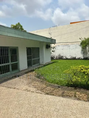 5chbre Villa dans Francis Gweh, Cocody à Vendre