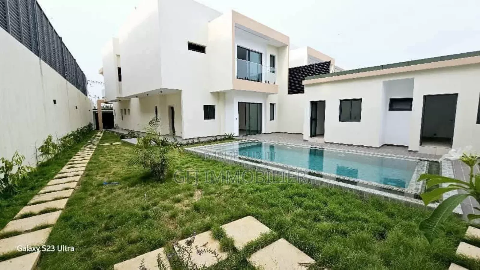 6chbre Duplex dans Francis Gweh, Cocody à Vendre