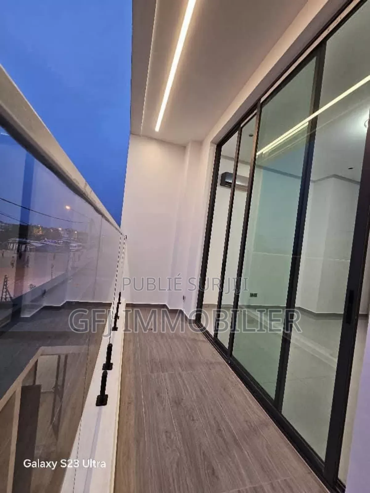 6chbre Duplex dans Francis Gweh, Cocody à Vendre