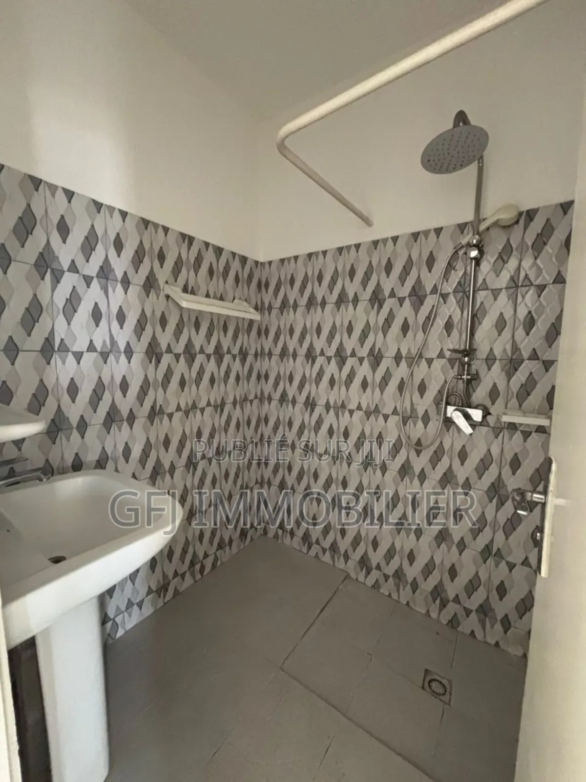 3chbre Appartement dans Francis Gweh, Cocody à Vendre