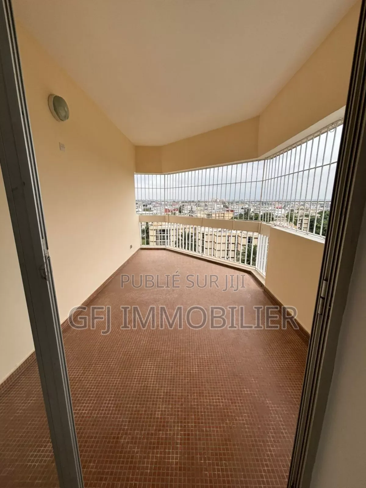 3chbre Appartement dans Francis Gweh, Cocody à Vendre