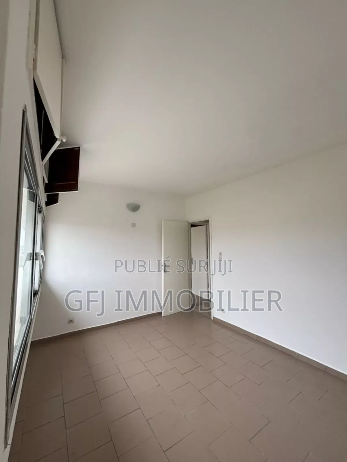 3chbre Appartement dans Francis Gweh, Cocody à Vendre