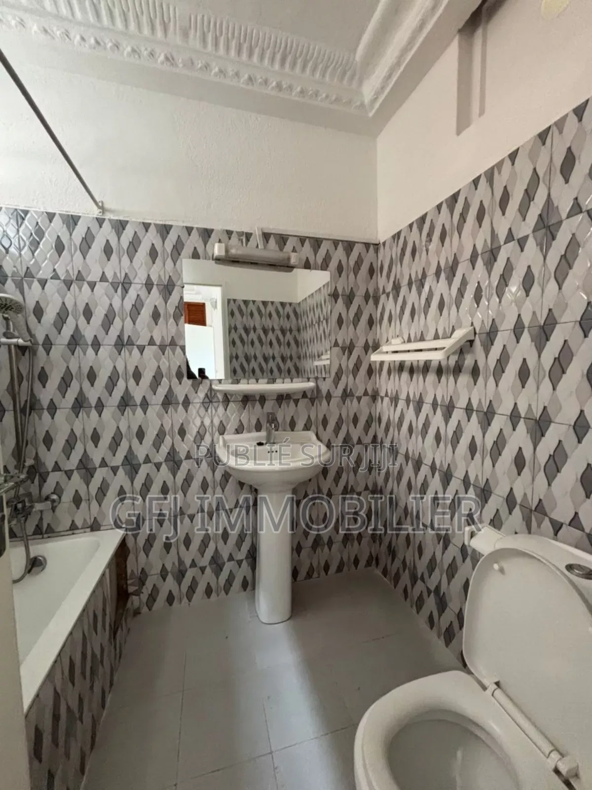 3chbre Appartement dans Francis Gweh, Cocody à Vendre