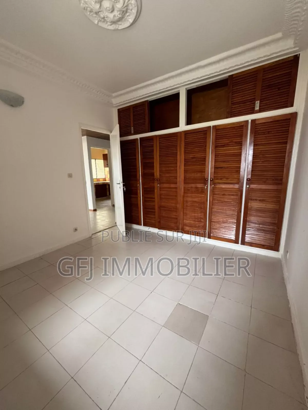 3chbre Appartement dans Francis Gweh, Cocody à Vendre