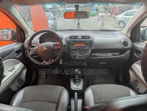 Mitsubishi Attrage 2023 Gris