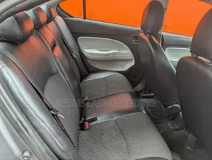 Mitsubishi Attrage 2023 Gris