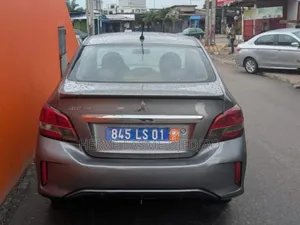 Mitsubishi Attrage 2023 Gris