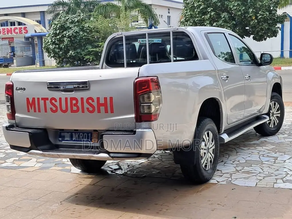 Mitsubishi L200 Double Cab 2.4 154hp 4WD 2021 Gris
