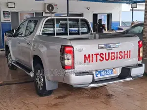 Mitsubishi L200 Double Cab 2.4 154hp 4WD 2021 Gris