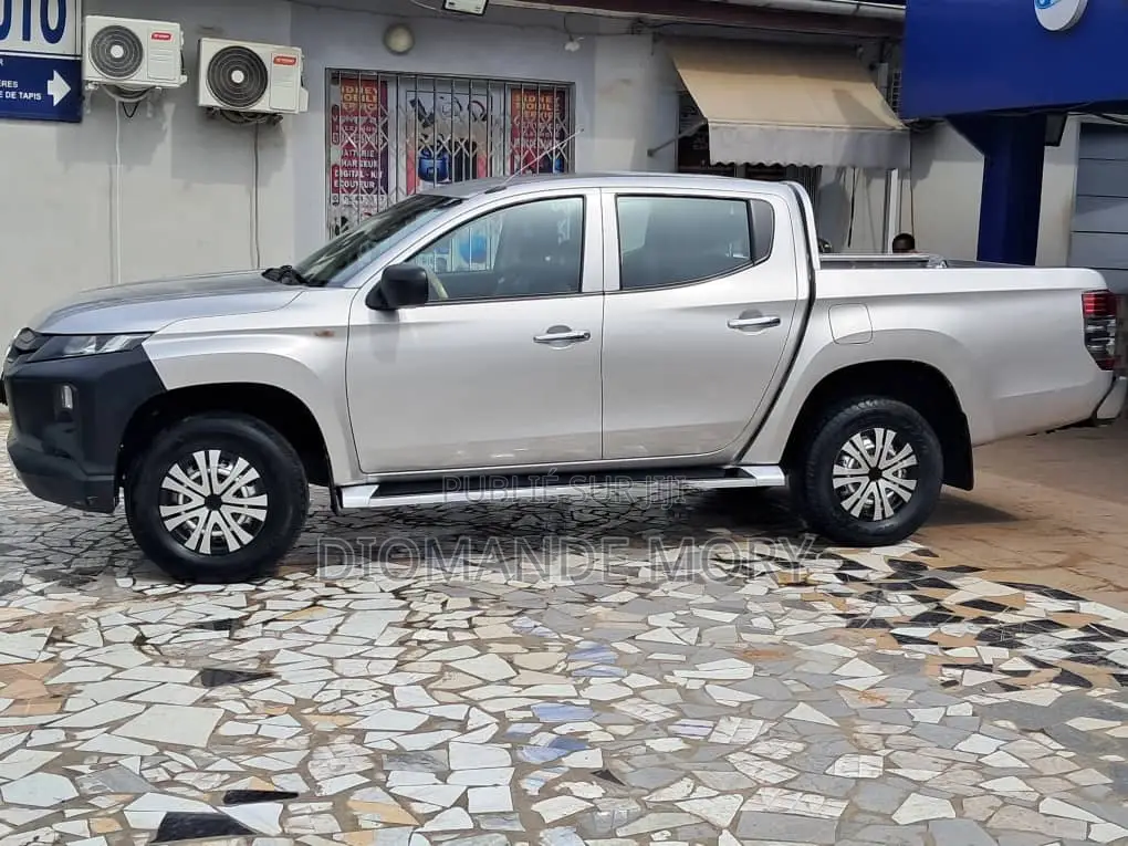 Mitsubishi L200 Double Cab 2.4 154hp 4WD 2021 Gris