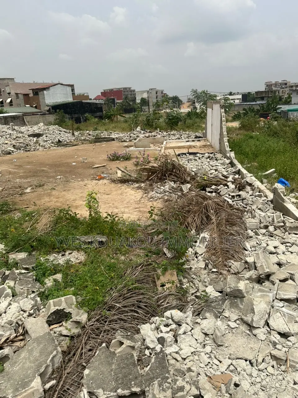 A Vendre Un Terrain De 921m2 À Angré Château