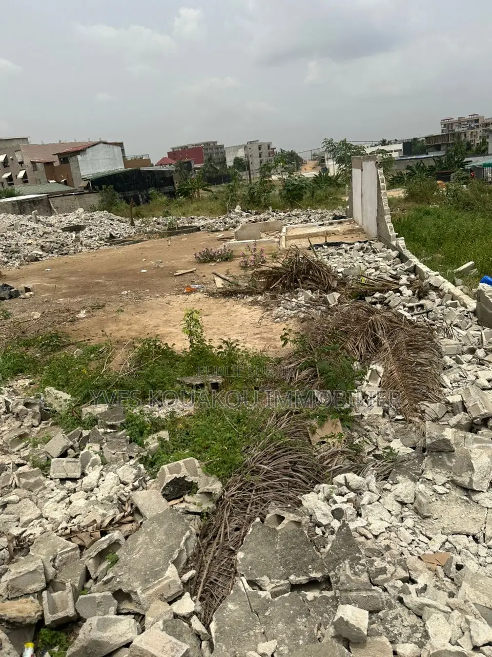 A Vendre Un Terrain De 921m2 À Angré Château