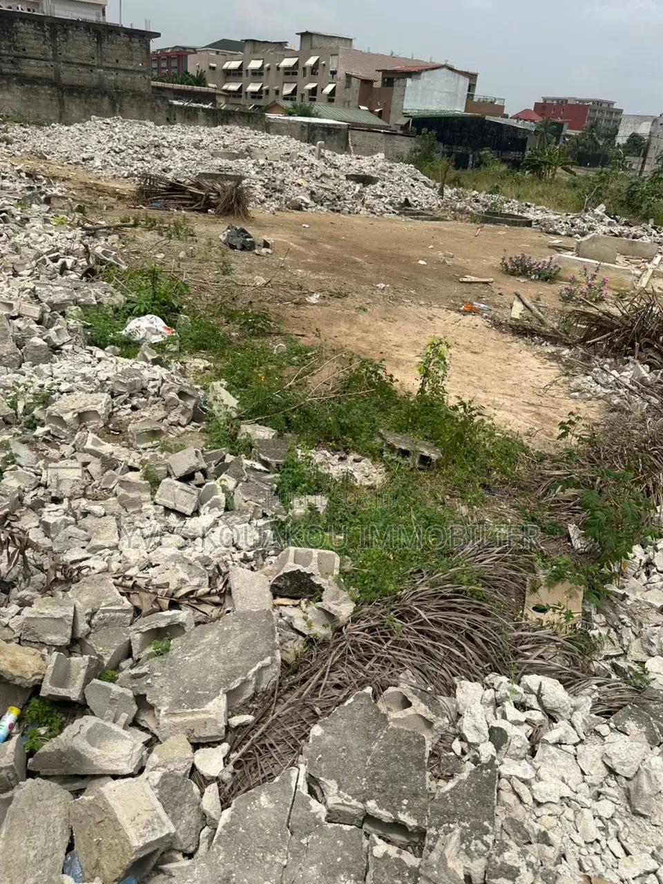 A Vendre Un Terrain De 921m2 À Angré Château