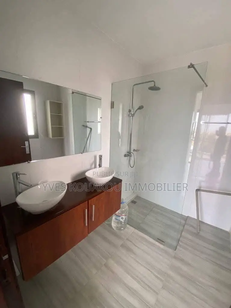 3chbre Appartement dans J, Cocody à Louer