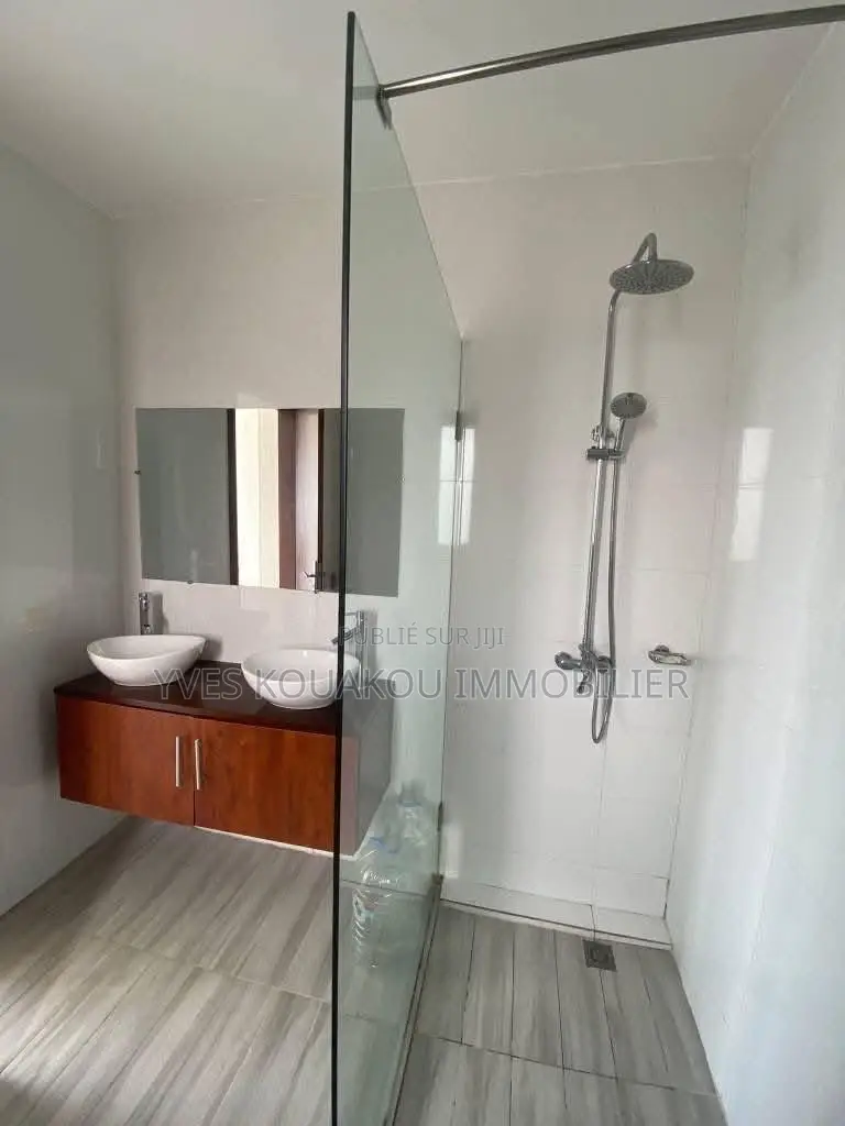 3chbre Appartement dans J, Cocody à Louer