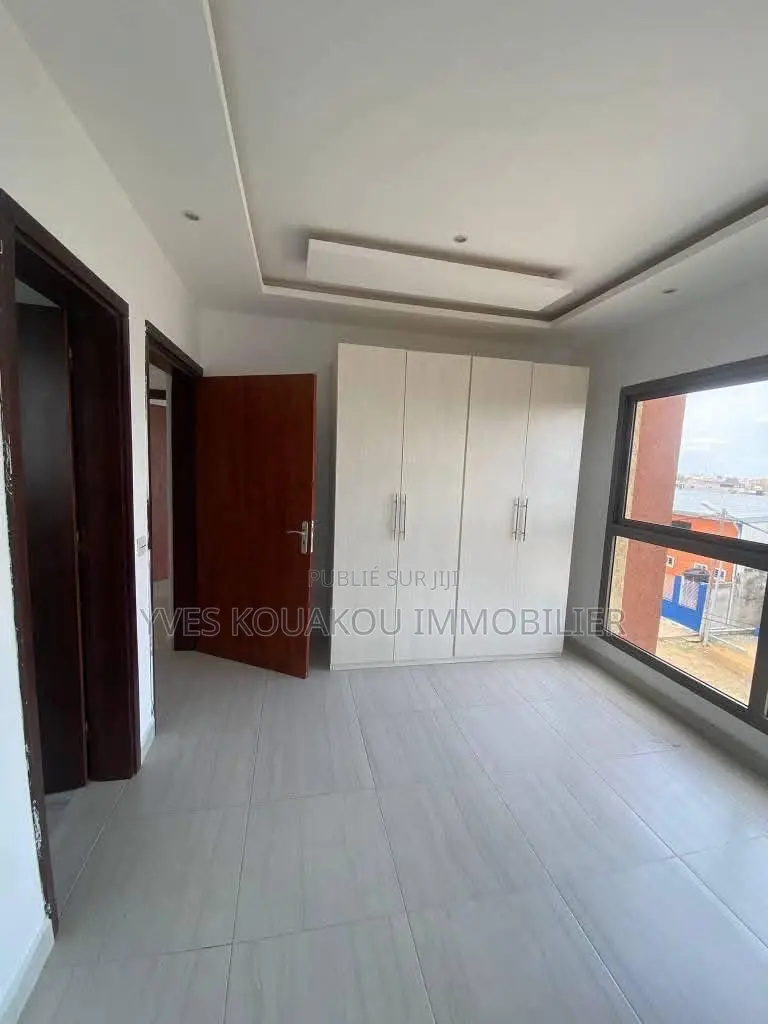 3chbre Appartement dans J, Cocody à Louer