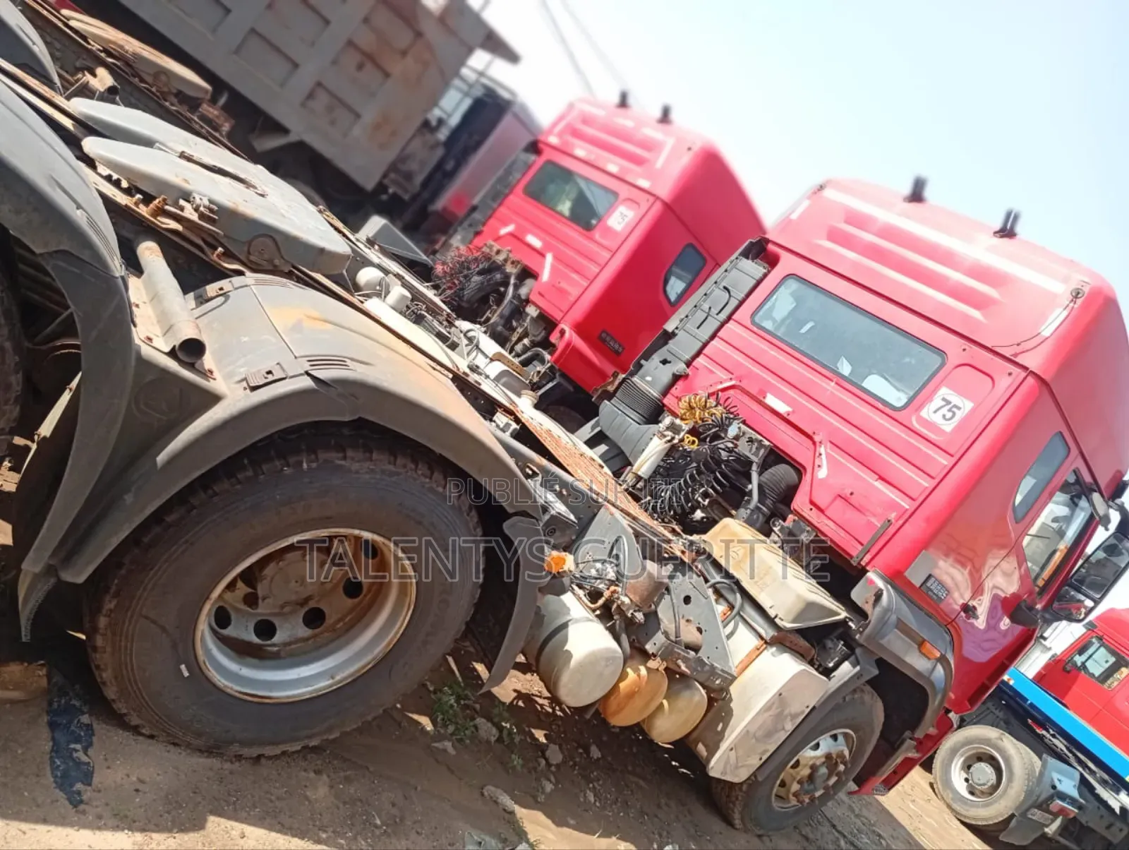 2 Tracteurs Howo 10 Roues