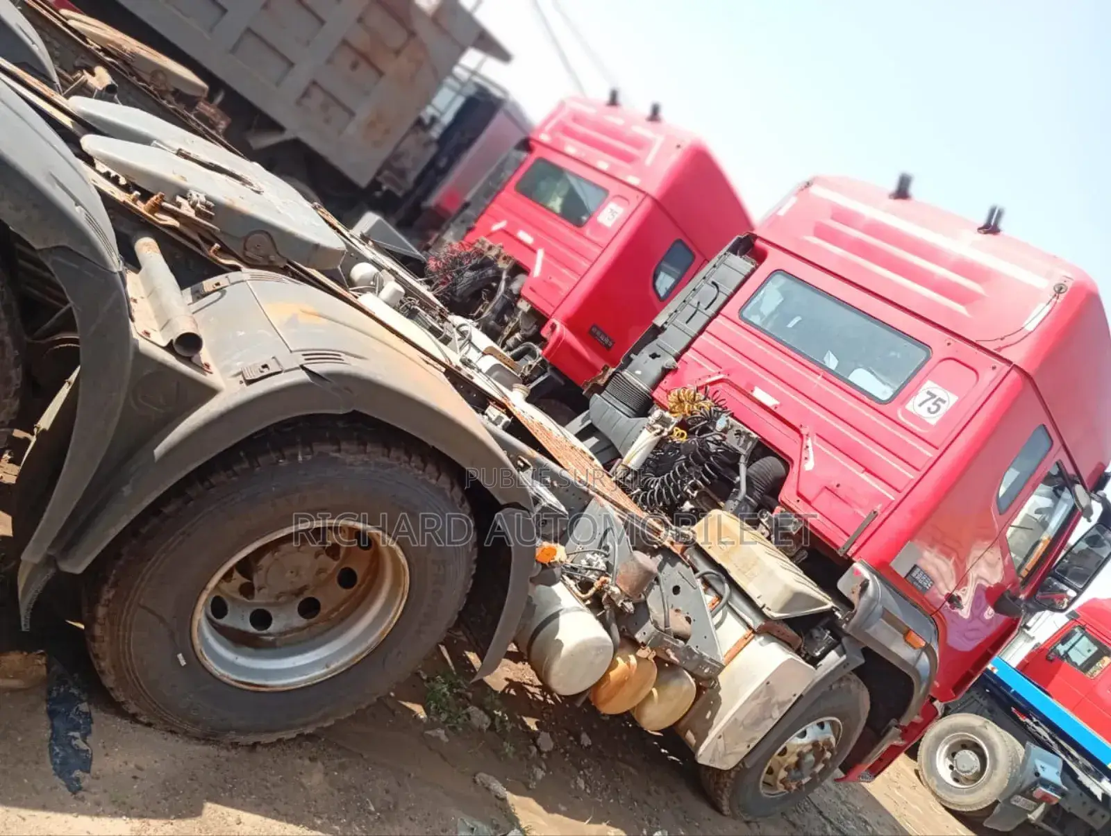 2 Tracteurs Howo 10 Roues