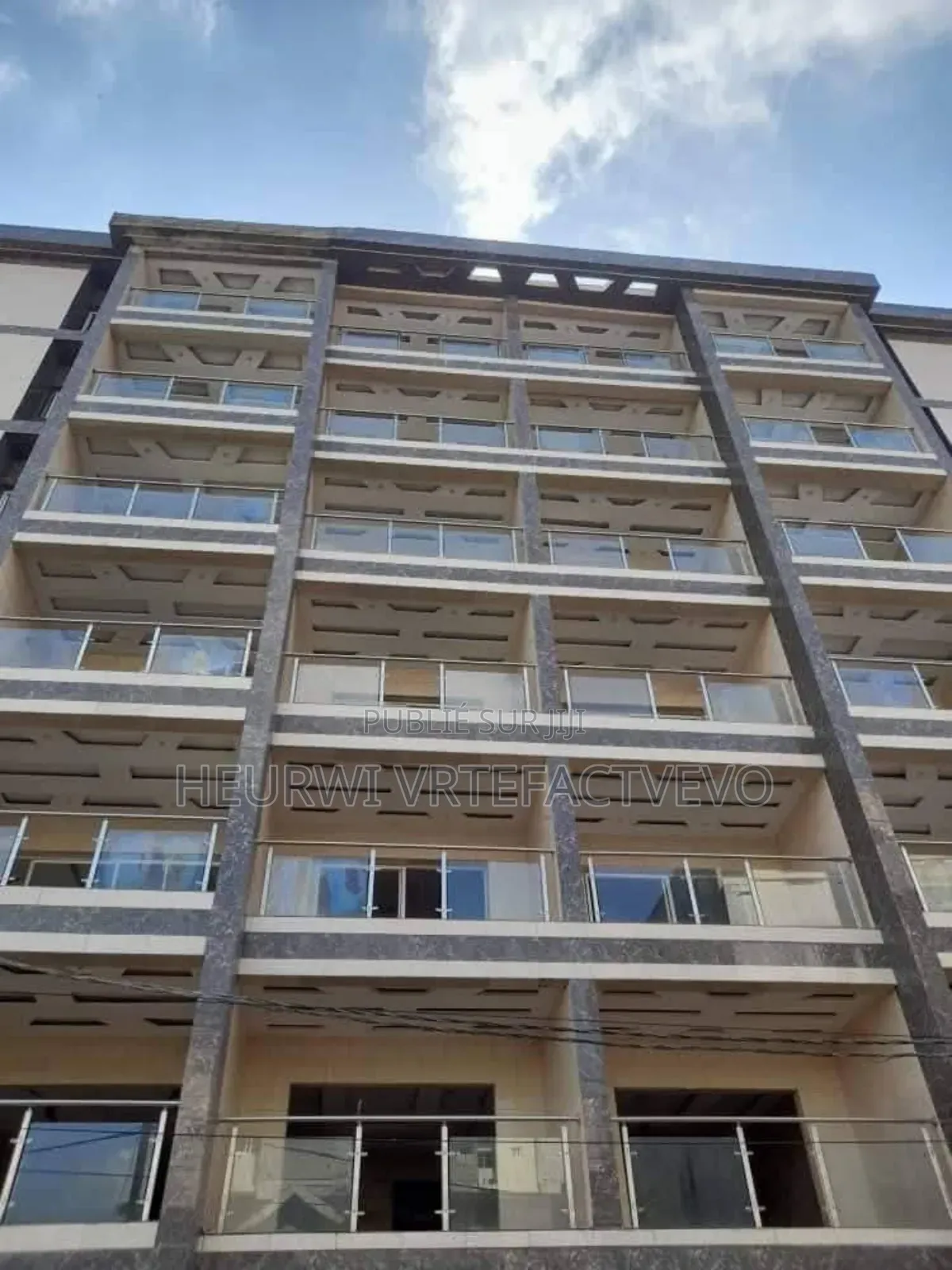 20chbre Blocs d'appartements dans Immeuble R+6, Cocody à Vendre