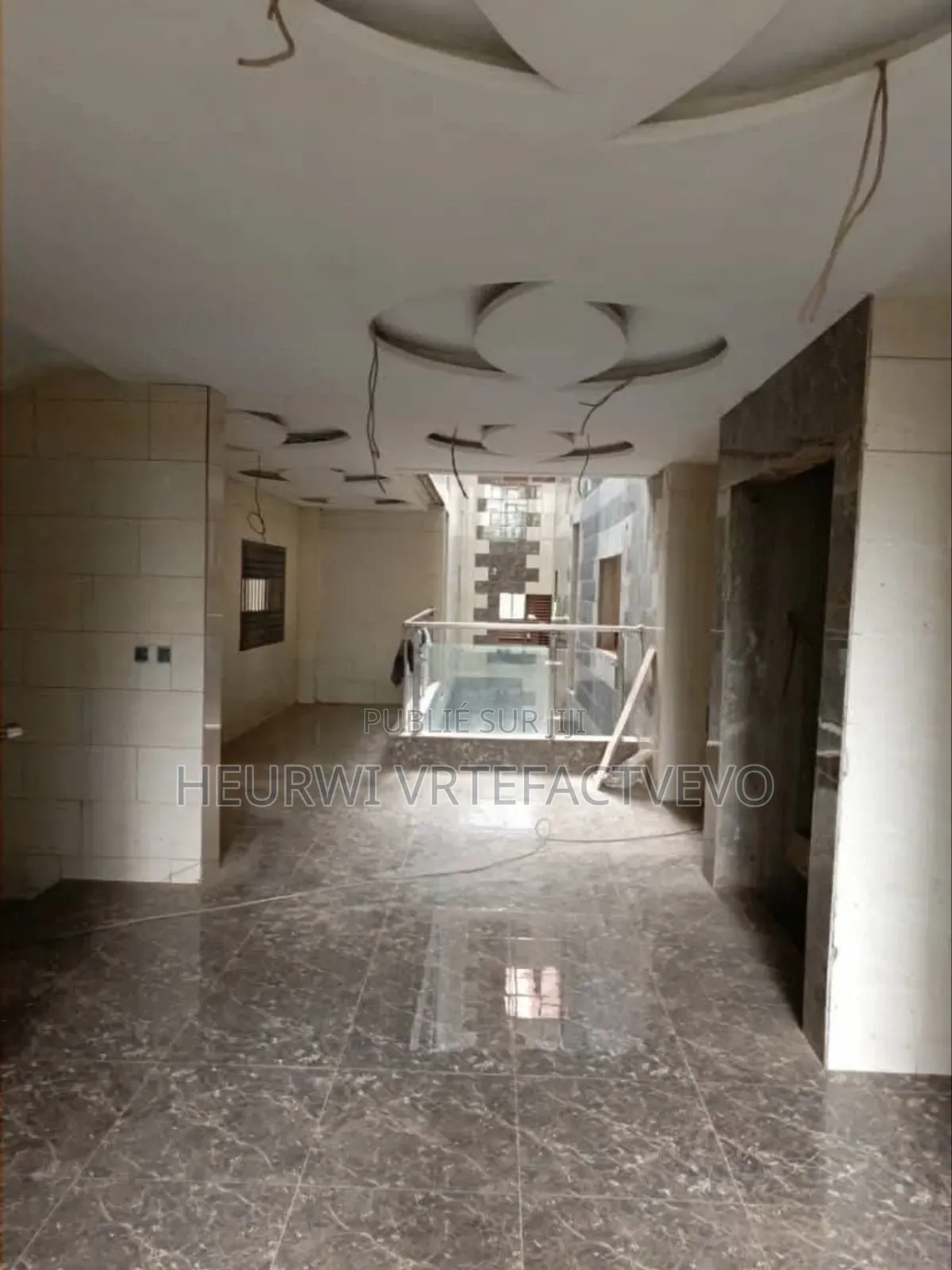 20chbre Blocs d'appartements dans Immeuble R+6, Cocody à Vendre