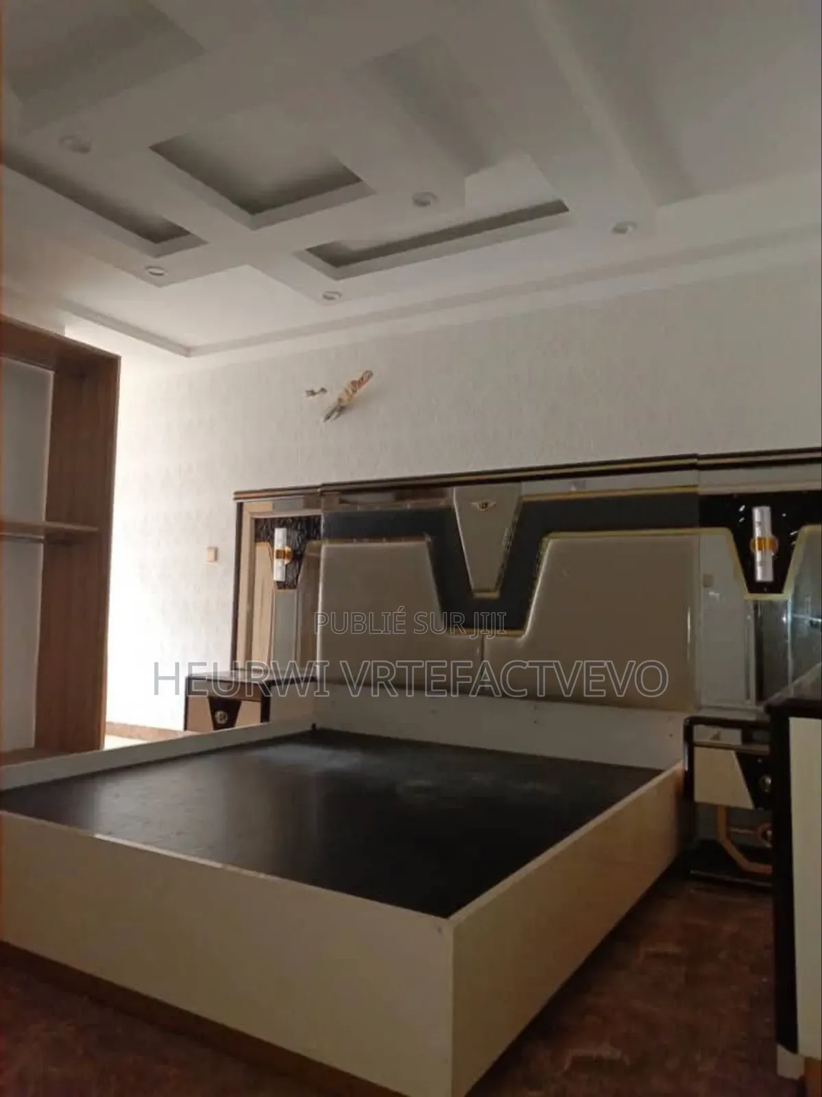 20chbre Blocs d'appartements dans Immeuble R+6, Cocody à Vendre