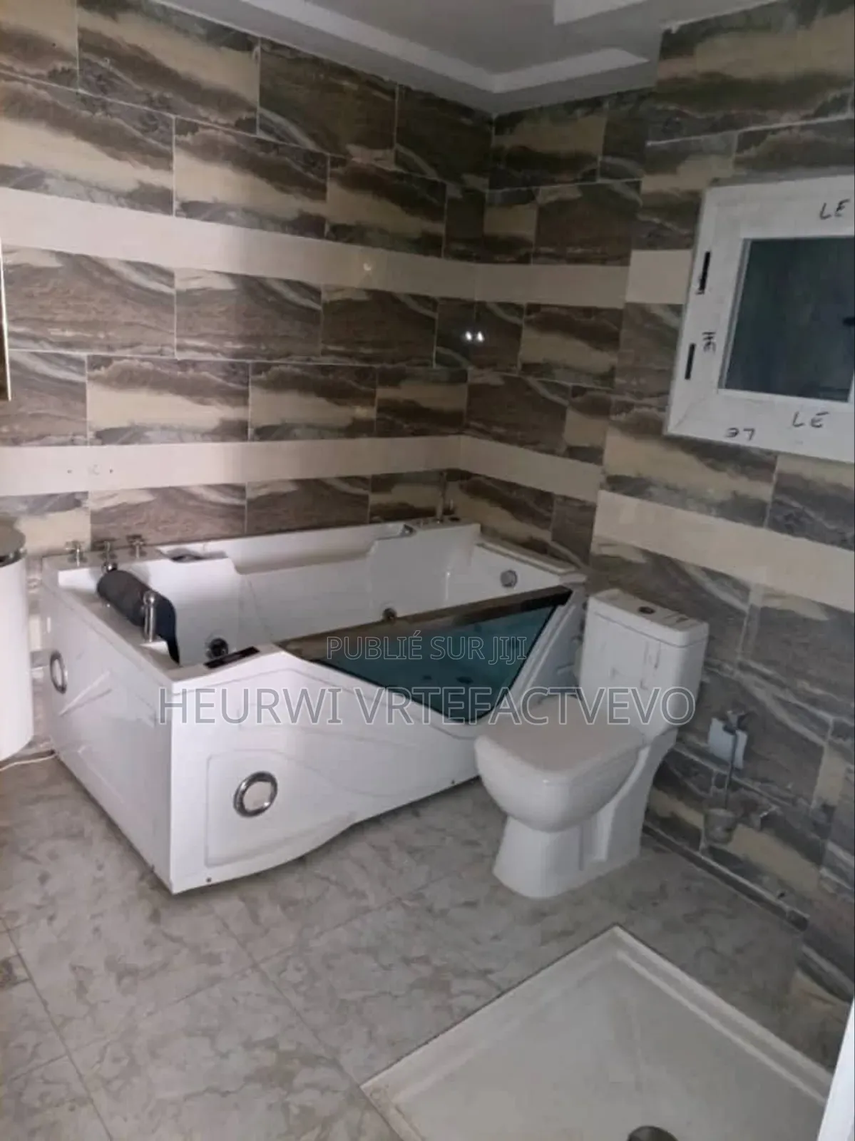 20chbre Blocs d'appartements dans Immeuble R+6, Cocody à Vendre